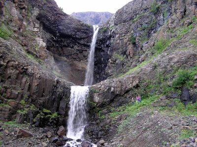 1.  2 и 3 водопады над Плачущими скалами виден масштаб.jpg